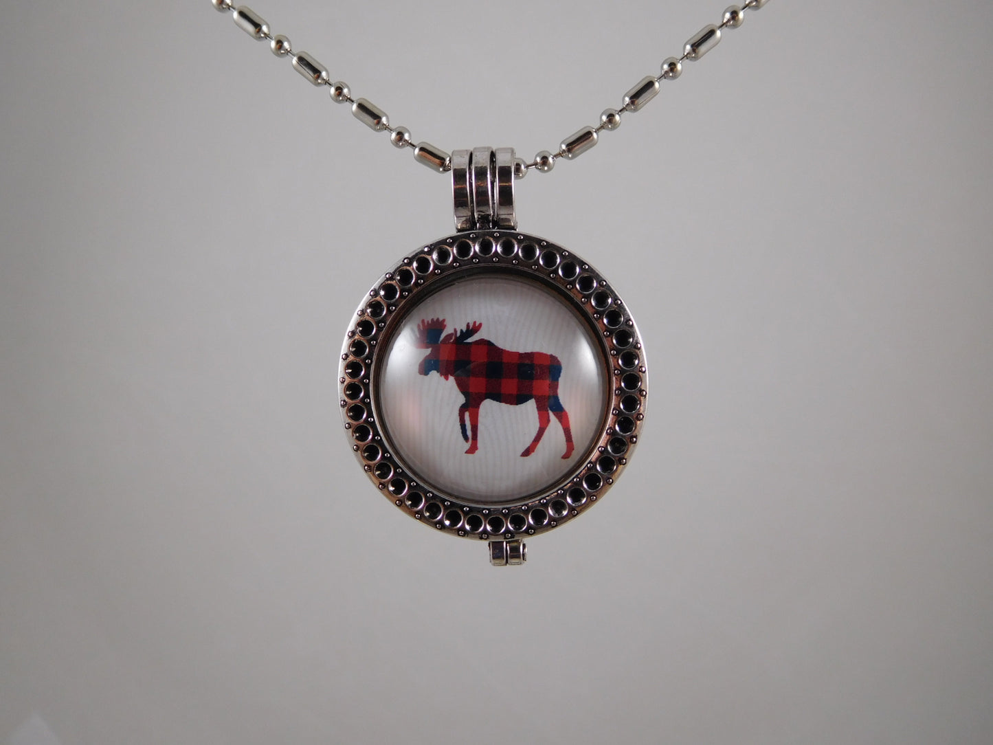spirit animals speak to us in this unique moving necklace